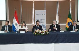 El embajador brasileño José Antonio Marcondes de Carvallo da un discurso, junto al ministro Luis Castiglioni (centro).