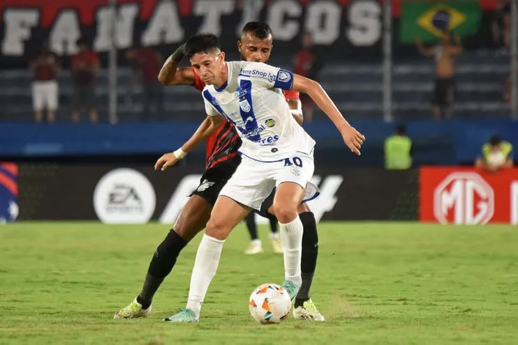 Alberto Contrera, futbolista de Sportivo Ameliano, domina el balón en un partido frente al Athletico Paranaense por la primera fecha de la fase de grupos de la Copa Sudamericana 2024 en el estadio La Nueva Olla, en Asunción, Paraguay.