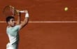 El tenista español Carlos Alcaraz devuelve una bola al italiano Lorenzo Musetti, durante el partido correspondiente a la cuarta ronda del Torneo Roland Garros de Paris, Francia, hoy 4 de Junio.
