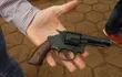 Revólver calibre 32 hallado en el estacionamiento del Hospital Regional de Pedro Juan Caballero.
