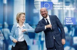 La presidenta de la Comisión Europea, Ursula Von Der Leyen y el presidente del Consejo, Charles Michel se saludan, al término de su comparencia ante la prensa para informar del acuerdo alcanzado en Bruselas.