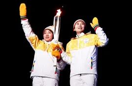 la-norcoreana-jong-su-hyon-y-la-surcoreana-park-jong-ah-sostienen-la-antorcha-antes-del-encendido-del-pebetero-de-los-juegos-olimpicos-de-invierno-a-225010000000-1678093.jpg