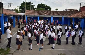 Inicio de clases en la escuela Sotero Colman, en el Bañado Sur de Asunción.