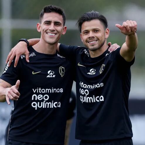 Ángel Romero y Matías Rojas, dos paraguayos futbolistas del Corinthians.