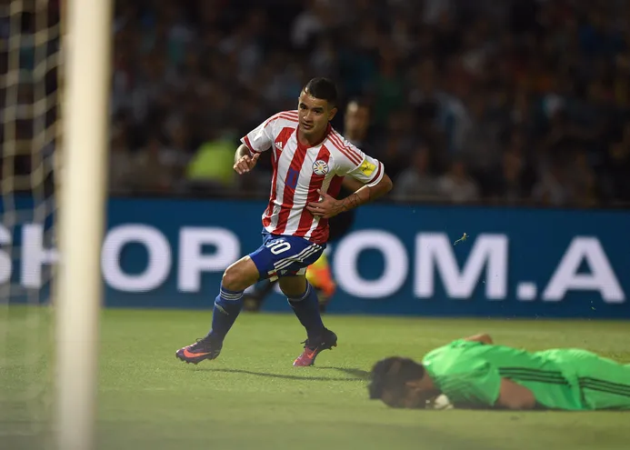 Derlis González, jugador de la selección paraguaya, celebra un gol en el partido contra Argentina por las Eliminatorias Sudamericanas al Mundial Rusia 2018 en el estadio Mario Alberto Kempes, en Córdoba.