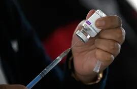 Una dosis de la vacuna AstraZeneca, vinculada a bajos casos de trombosis, por lo que su reputación no es buena en Paraguay, dijo la viceministra de Salud, Lida Sosa.