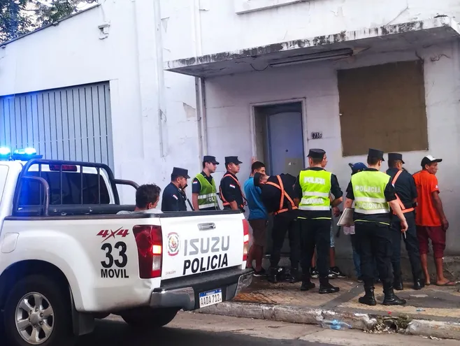 Tras un operativo, la Policía aprehendió a 16 personas en el microcentro de Asunción.