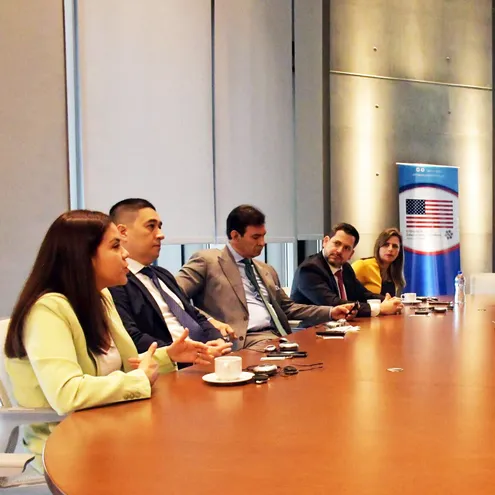 Johana Ortega (PPS). primera a la izquierda, durante una reunión con el emisario Brendan Boundy, Coordinador Adjunto Global en Anticorrupción del Departamento de Estado de EE.UU. (fuente X de Embajada de EE. UU.)