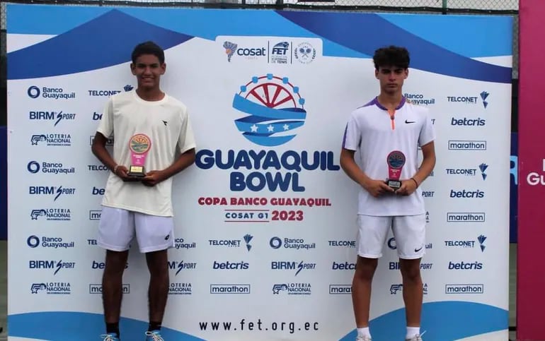 El joven paraguayo Alex Santino Núñez (izq.) se consagró campeón del torneo de tenis Guayaquil Bowl, celebrado en Ecuador.