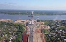 Los trabajos del puente avanzan en el lado de la Costanera Norte de Asunción.