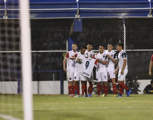 Los jugadores de Cerro Porteño le dedicaron el gol a su compañero Mauro Boselli, ausente por el fallecimiento de su madre.