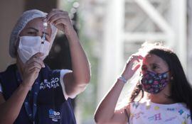 Una trabajadora de la salud prepara una dosis de la vacuna contra la covid-19, en Río de Janeiro (Brasil). El avance de la variante ómicron del coronavirus vuelve a presionar el sistema hospitalario de Brasil.