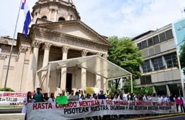 Médicos protestaron el viernes 1 de marzo frente al Panteón Nacional de los Hérores.