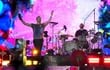 El cantante Chris Martin y el baterista Will Champion del grupo británico Coldplay durante su presentación en el festival Rock in Río, en Brasil.