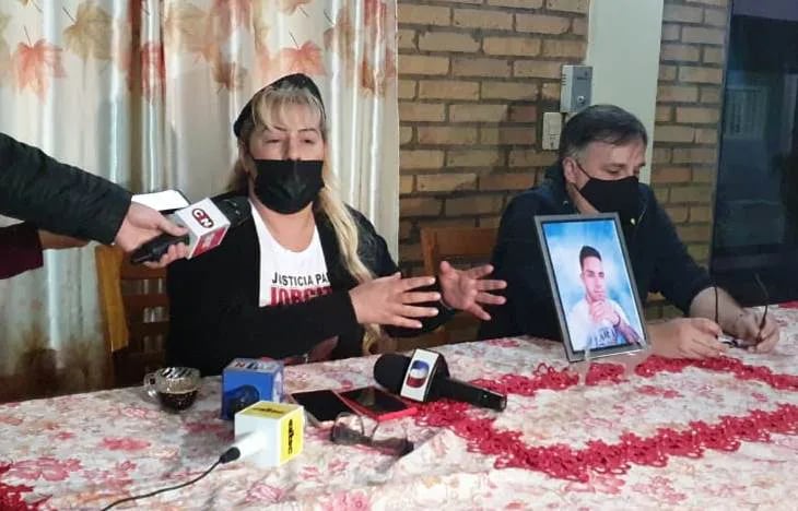 La madre del joven asesinado Jorge Ríos ofreció una conferencia de prensa para exigir disculpas al presidente del Congreso Nacional.