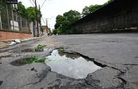 Grandes baches se encuentran en la avenida Artigas. ¿En qué se han usado los G. 96 mil millones en impuesto para el pavimento que recaudó el año pasado la Municipalidad de Asunción?