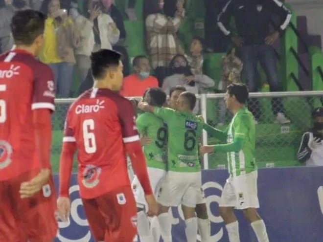 Los futbolistas de Antigua FC festejan el tanto de Pedro Báez en el 1-0 parcial contra Malacateco en las semifinales del torneo Apertura de Guatemala.