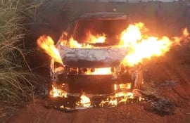 El vehículo que utilizaron los asaltantes fue encontrado en llamas.