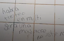 El escrito hallado en la pared del sanitario femenino del colegio nacional "Dr. Raúl Peña" de Caacupé señala el 10 de agosto como fecha de la supuesta masacre.