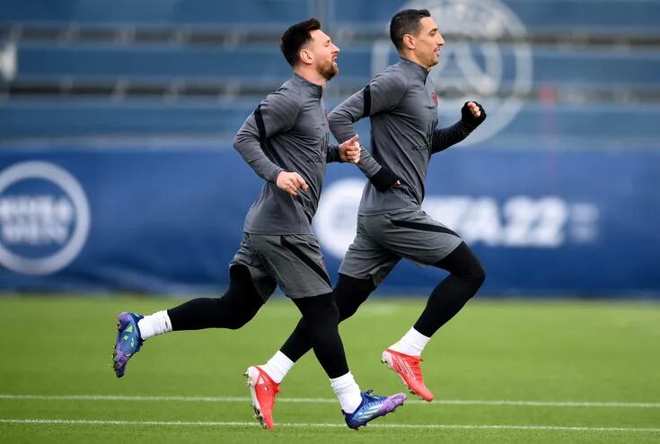 Lionel Messi, junto a Ángel Di María, en el entrenamiento del París Saint-Germain.