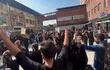 Imagen captada de un video durante una manifestación de estudiantes iraníes contra el régimen islamista y pidiendo "libertad", en el patio de la Universidad de Teherán.  (AFP)
