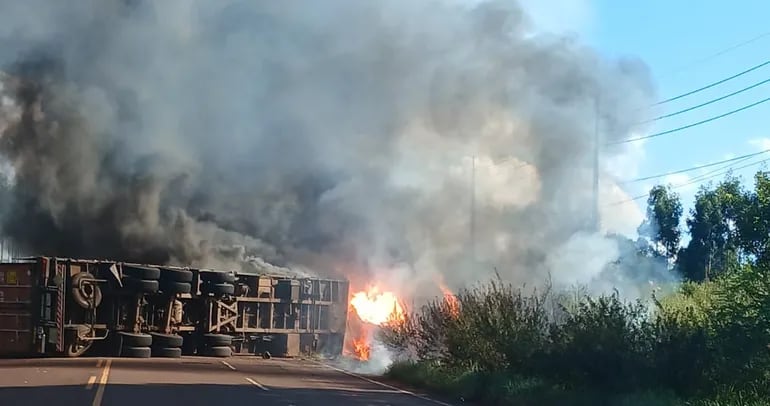 El enorme camión ardió en llamas tras el vuelco.