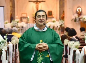 Padre Carlos César López, sacerdote residente en Taiwán .