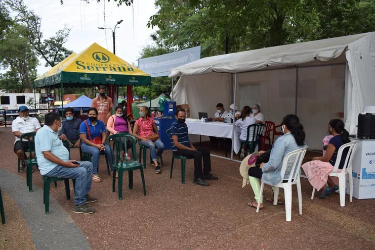 Peregrinos esperando para recibir la vacuna contra el Covid-19, en el puesto de salud instalado en la Plaza Tte. Fariña de Caacupé.