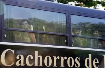 Más de 700 reclusos fueron sacados y trasladados desde la cárcel de Tacumbú a otros penales, en el marco de la Operación Veneratio.