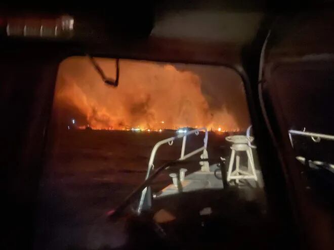 Una foto proporcionada por la Guardia Costera de los Estados Unidos (USCG) muestra a las tripulaciones de la USCG respondiendo desde el océano a los incendios forestales de Lahaina en Maui, Hawái, EE. UU.