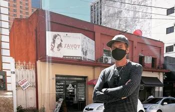 El guitarrista de A-ha, Paul Waaktaar-Savoy posando frente a una peluquería en el microcentro de Asunción.