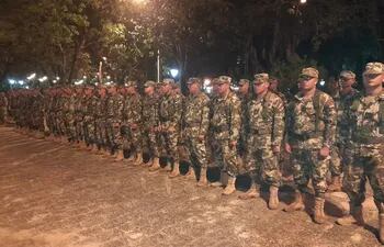 El Regimiento de Caballería Cnel. Felipe Toledo celebró con una retreta militar el Día del Arma de Caballería y homenajeó a los héroes nacionales frente al Cabildo de Pilar.