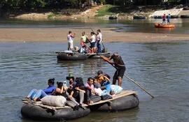 Migrantes cruzan el río Suchiate, en el municipio de Tapachula (México).