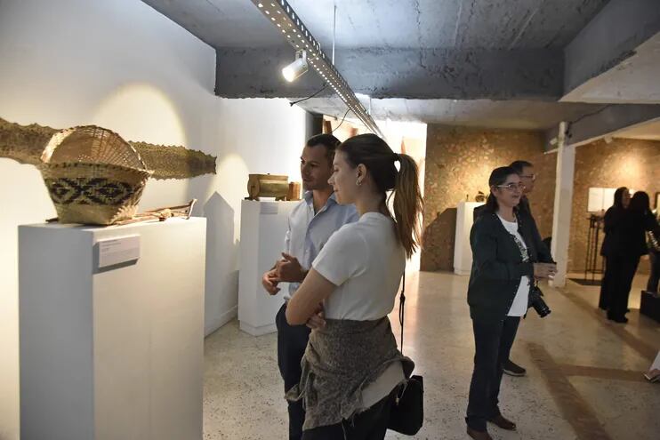 Visitantes observan piezas de cestería indígena en la 5° edición de "Los museos se muestran", que se lleva a cabo en la Fundación Texo.