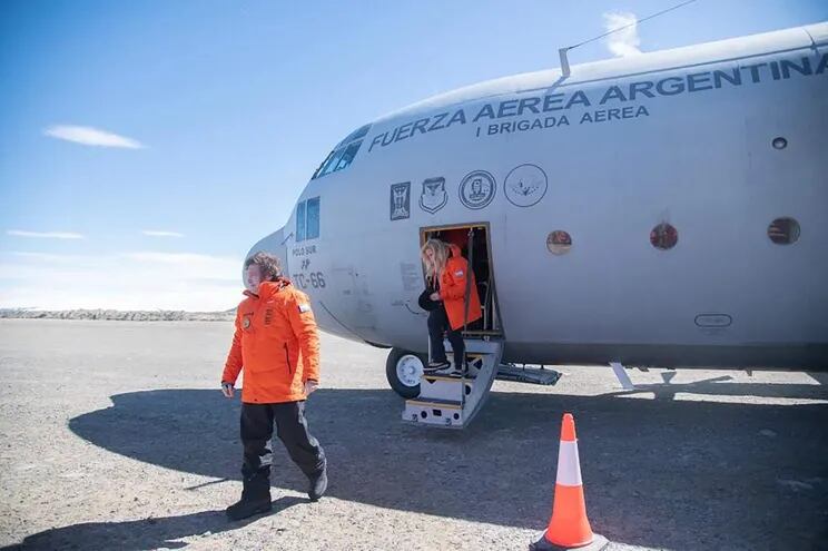El presidente de Argentina, Javier Milei (izq.), acompañado por su hermana Karina Milei, llegando a la base de Marambio en la Antártida.