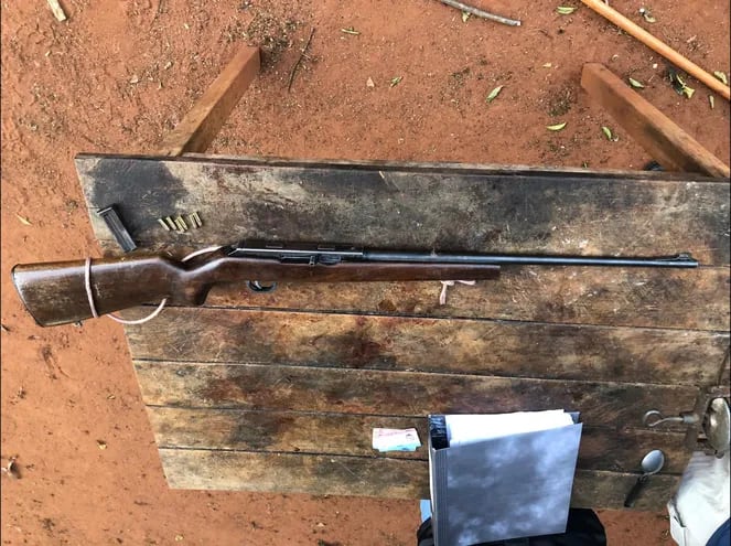 Rifle hallado en uno de los operativos esta mañana.