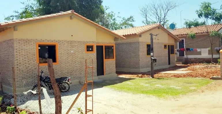 Contraloría visitó las viviendas del asentamiento Carmen Soler, de Limpio, y constató que el Estado pagó más de lo que valen. El ministro Carlos Pereira ordenó que se reparen las deficiencias.