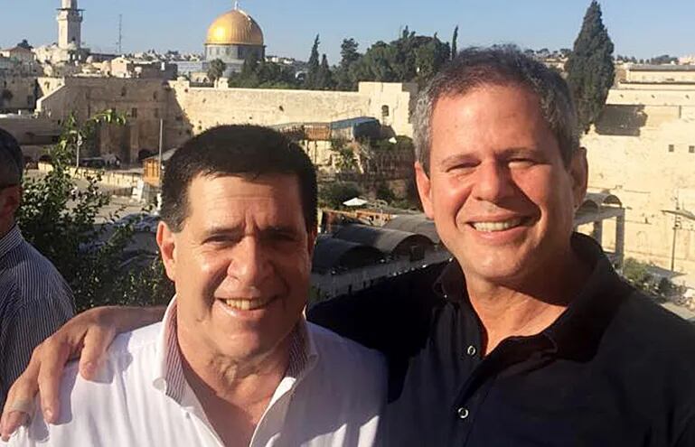El expresidente Horacio Cartes aparece abrazado a su “hermano del alma”, Darío Messer. Fue durante una visita oficial realizada a Israel, en la que el “doleiro” acompañó a la comitiva.