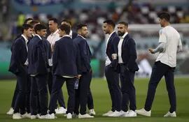 Jugadores de España caminan durante el reconocimiento del campo hoy, antes de un partido de la fase de grupos del Mundial de Fútbol Qatar 2022 entre Japón y España en el estadio Internacional Jalifa en Doha (Catar).