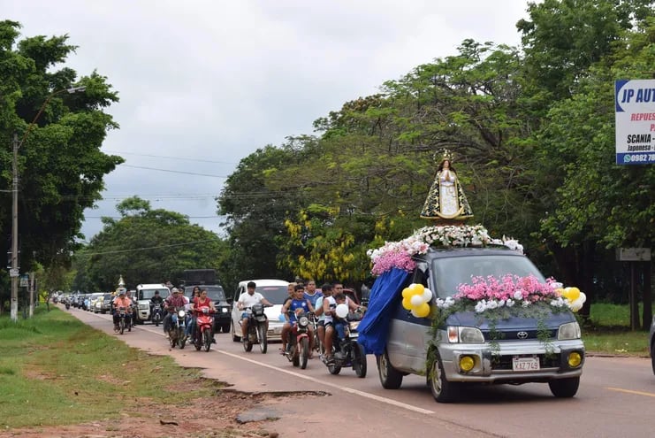 Caravana encabezada por una carroza con la imagen de la Inmaculada Concepción de María en Carapeguá.