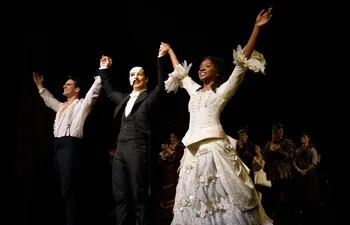 John Riddle, Laird Mackintosh y Emilie Kouatchou, protagonistas del musical "El Fantasma de la Ópera" reciben la ovación del público antes de que la obra baje el telón tras 35 años en Broadway.