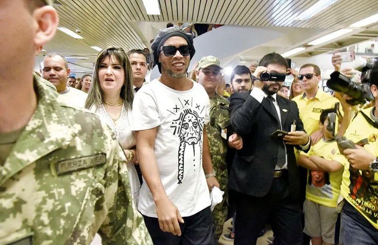 La llegada de  Ronaldinho Gaúcho a nuestro país acompañada muy de cerca por la escurridiza  empresaria Dalia López, quien según sus abogados no piensa  entregarse a las autoridades.