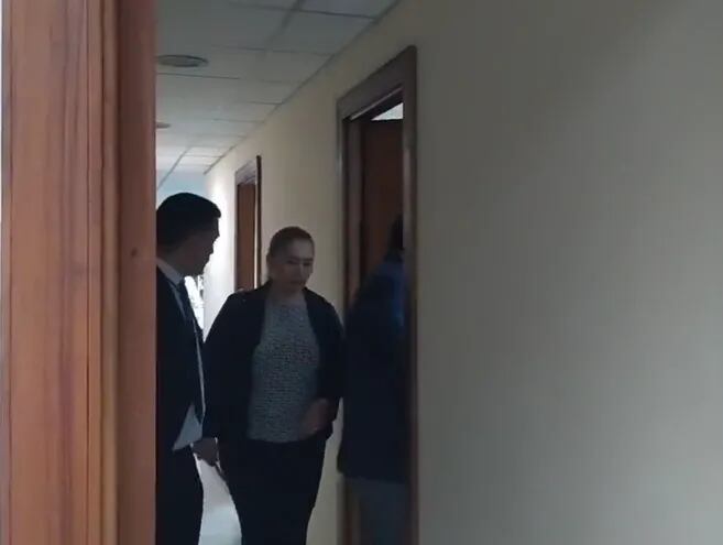 Los abogados Miryan Fernández y Raúl Peralta ingresando al despacho del juez Agustín Delmás.