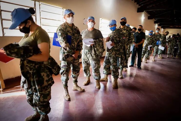 Personal militar aguarda para recibir una dosis de vacuna contra la covid-19 hoy en el Cuartel General del Comando de Institutos Militares de Enseñanza del Ejército (CIMEE) en la ciudad de Mariano Roque Alonso de Paraguay.