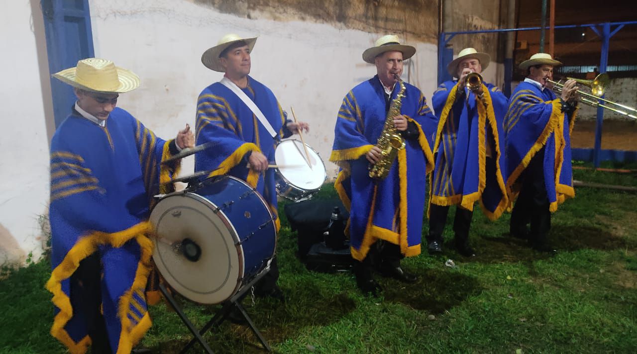 Las tradicionales bandas de música se hicieron presentes en la fiesta.
