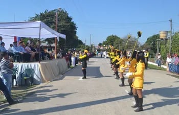 Estudiantes del colegio Jose Felix Estigarribia, se lucieron durante el desfile en homenaje a la comunidad.