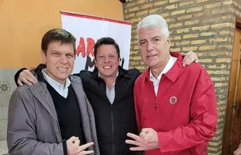 Juan Manuel Brunetti y Arnoldo Wiens con Carlos Morel, presidente de seccional, en campaña proselitista, a quien la directora de una escuela invitó a ser padrino de promoción.