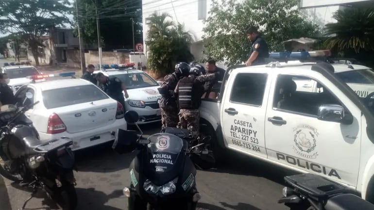Momento en que los jóvenes eran subidos a una patrullera de la Comisaría 7° Asunción, luego de ser aprehendidos por despojar a un hombre de 57 años de su celular.