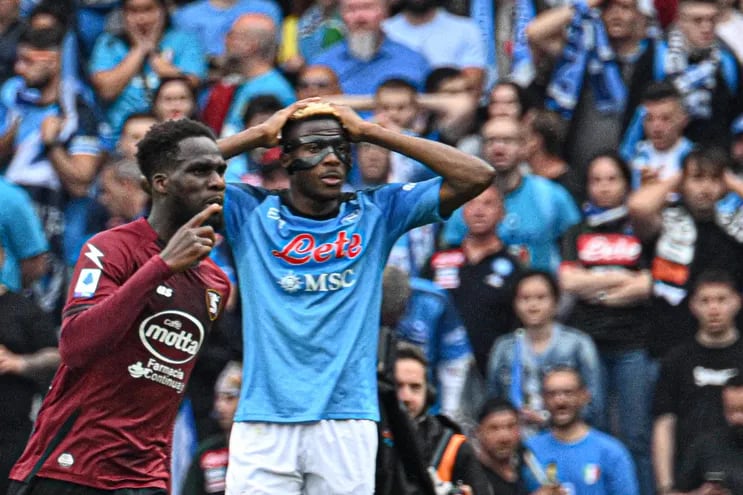El senegalés Boulaye Dia (i) celebra el gol del empate para Salernitana ante la decepción del nigeriano  Víctor Osimhen, goleador del Napoli.