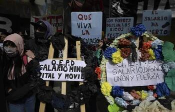 Miebros de organizaciones sociales protestan en Argentina. (AFP)